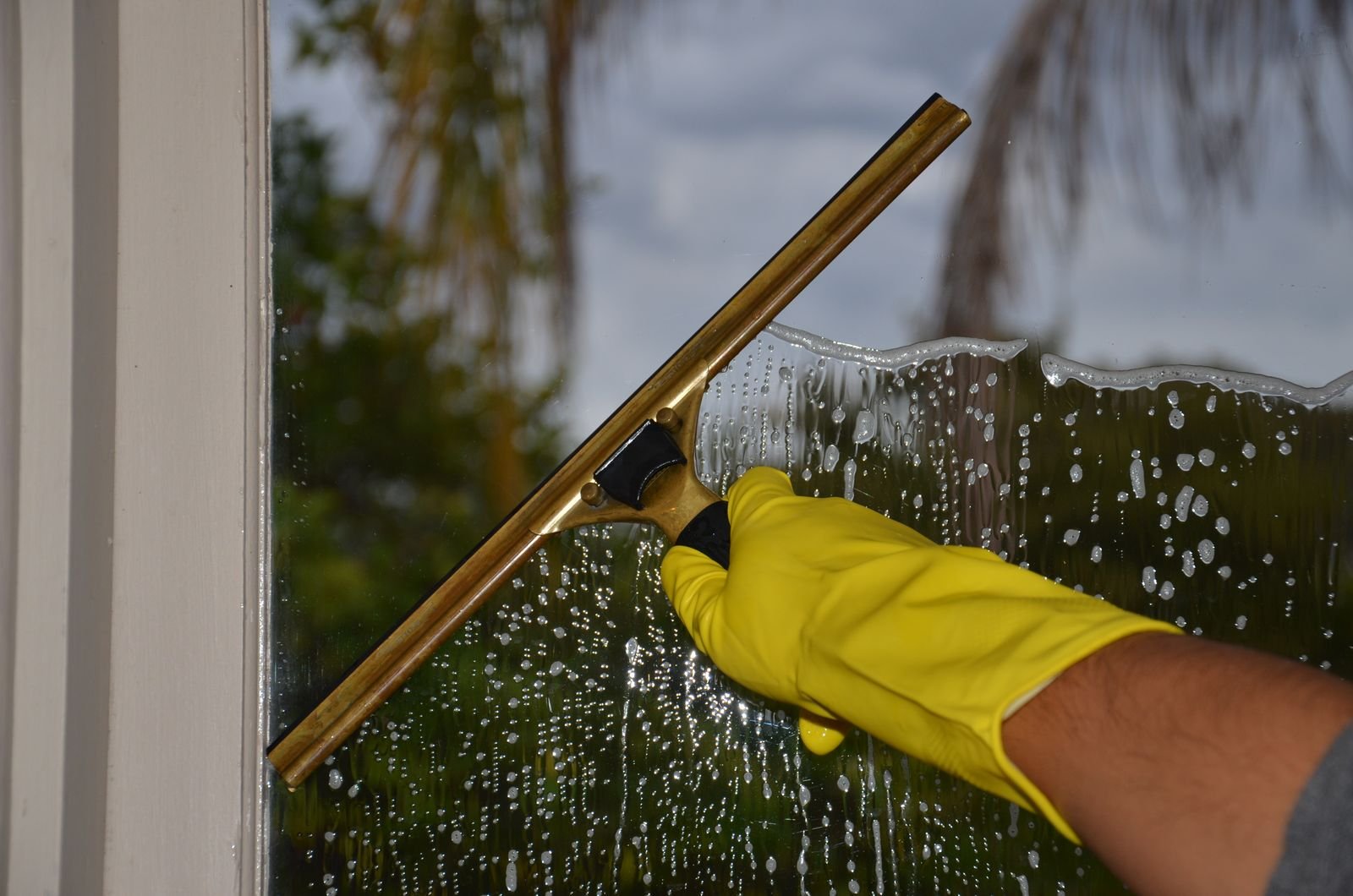 Hand-scrubbed window cleaning with a squeegee